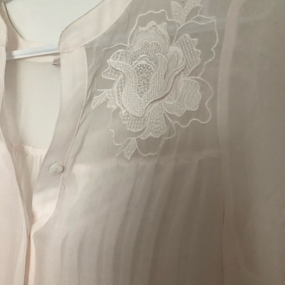 Beautiful white blouse - Picture 2 of 4